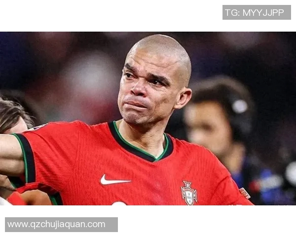 足球明星佩佩恶意犯规引发争议球迷热议其职业道德与比赛精神